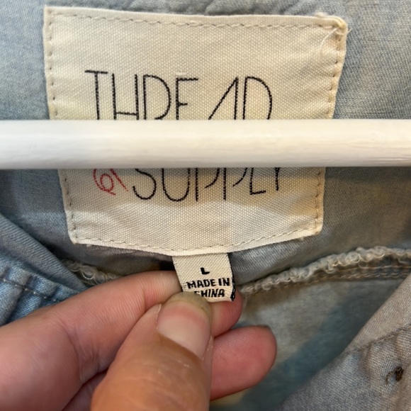 Denim Button Down Shirt Top EUC Large M/L LIGHT BLUE WASH Thread & Supply - Picture 2 of 7